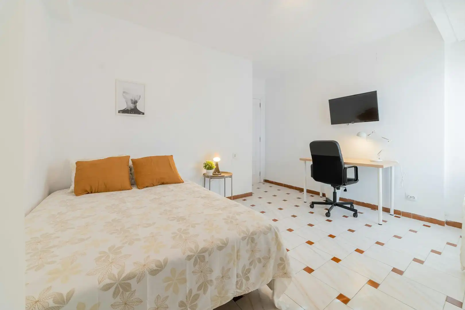 Bedroom of Flat for share in Valencia  with Furnished, Washing machine and TV
