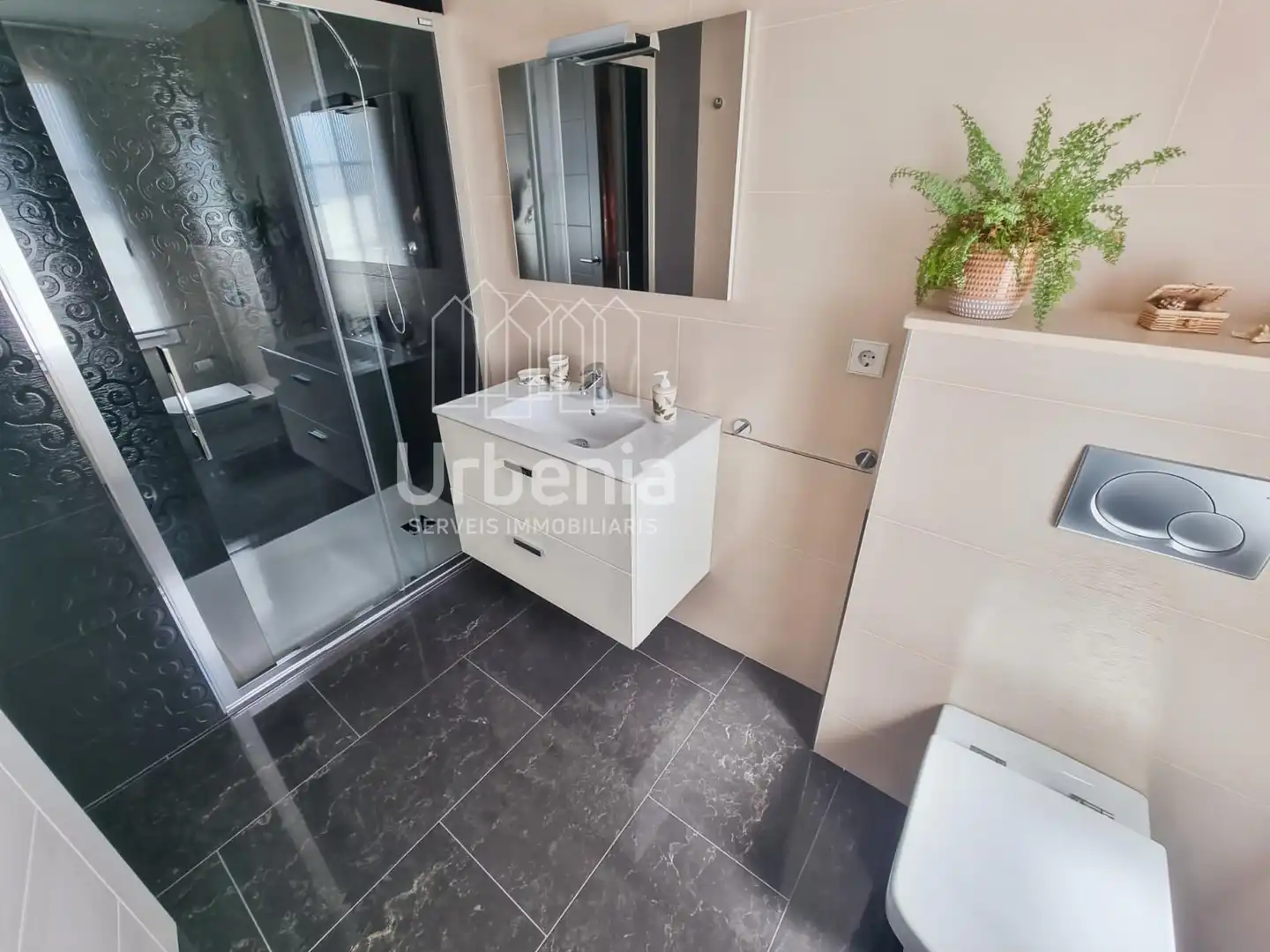 Bathroom of Houses for sale in Sant Andreu de Llavaneres  with Air Conditioner, Heating and Swimming Pool