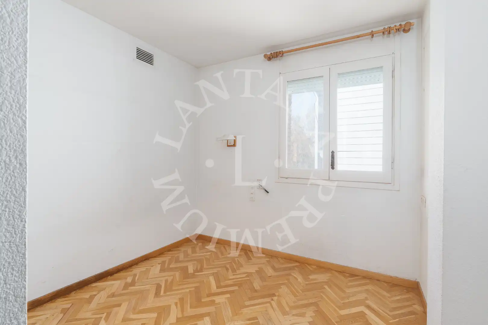 Dachboden zum Verkauf in Barcelona mit Heizung, Parkett und Terrasse