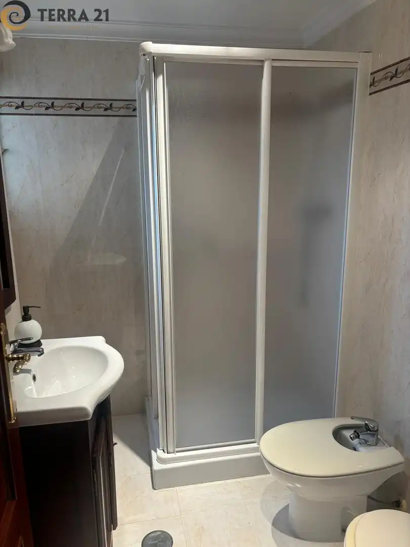 Baño de Piso de alquiler en Jaén con Aire acondicionado, Jardín privado y Piscina comunitaria