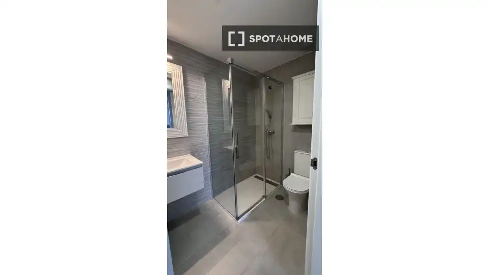Baño de Piso para compartir en Alcalá de Henares con Aire acondicionado, Calefacción y Amueblado