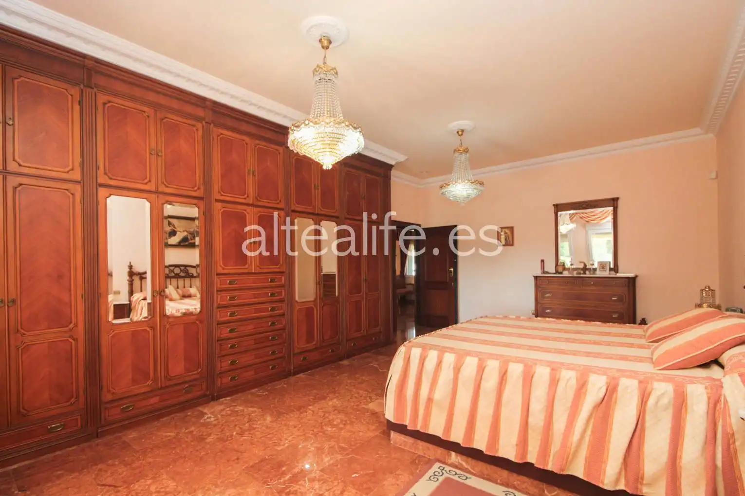 Habitación de Casa o chalet en venta en L'Alfàs del Pi con Aire acondicionado, Calefacción y Jardín privado