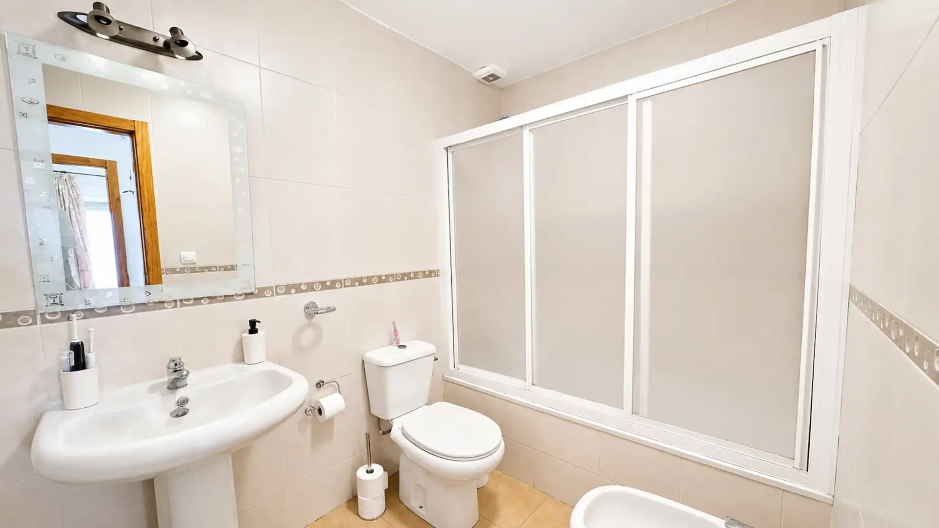 Bany de Apartament en venda en Manilva amb Terrassa, Piscina i Moblat