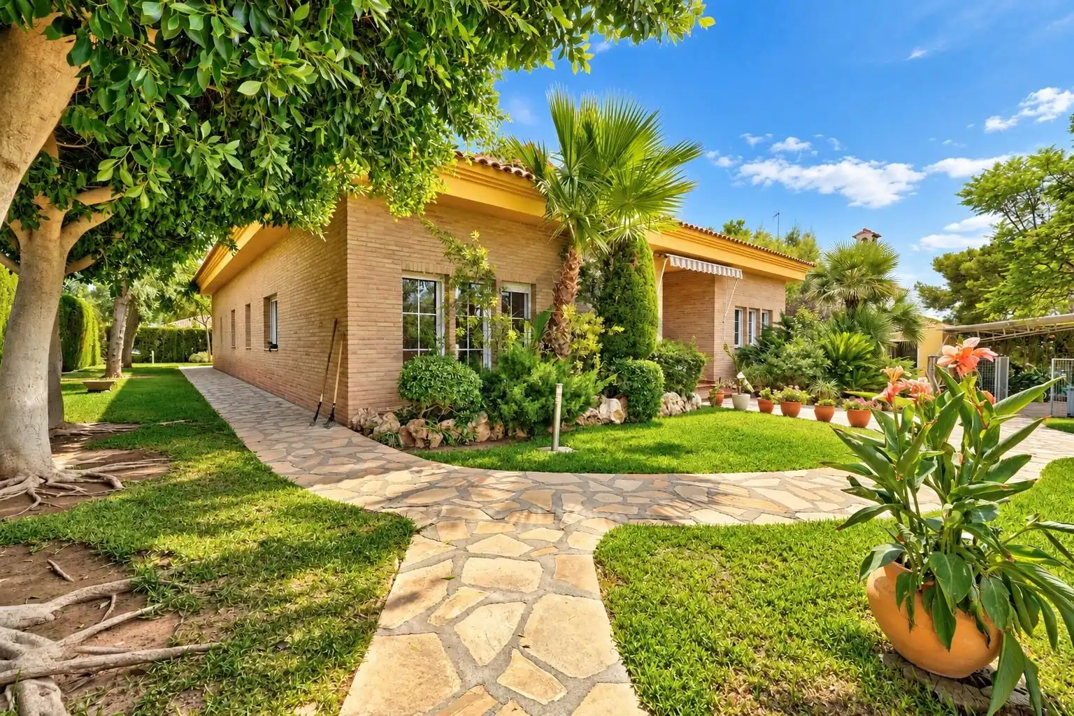 Exterior view of Houses for sale in La Pobla de Vallbona  with Heating, Private garden and Terrace