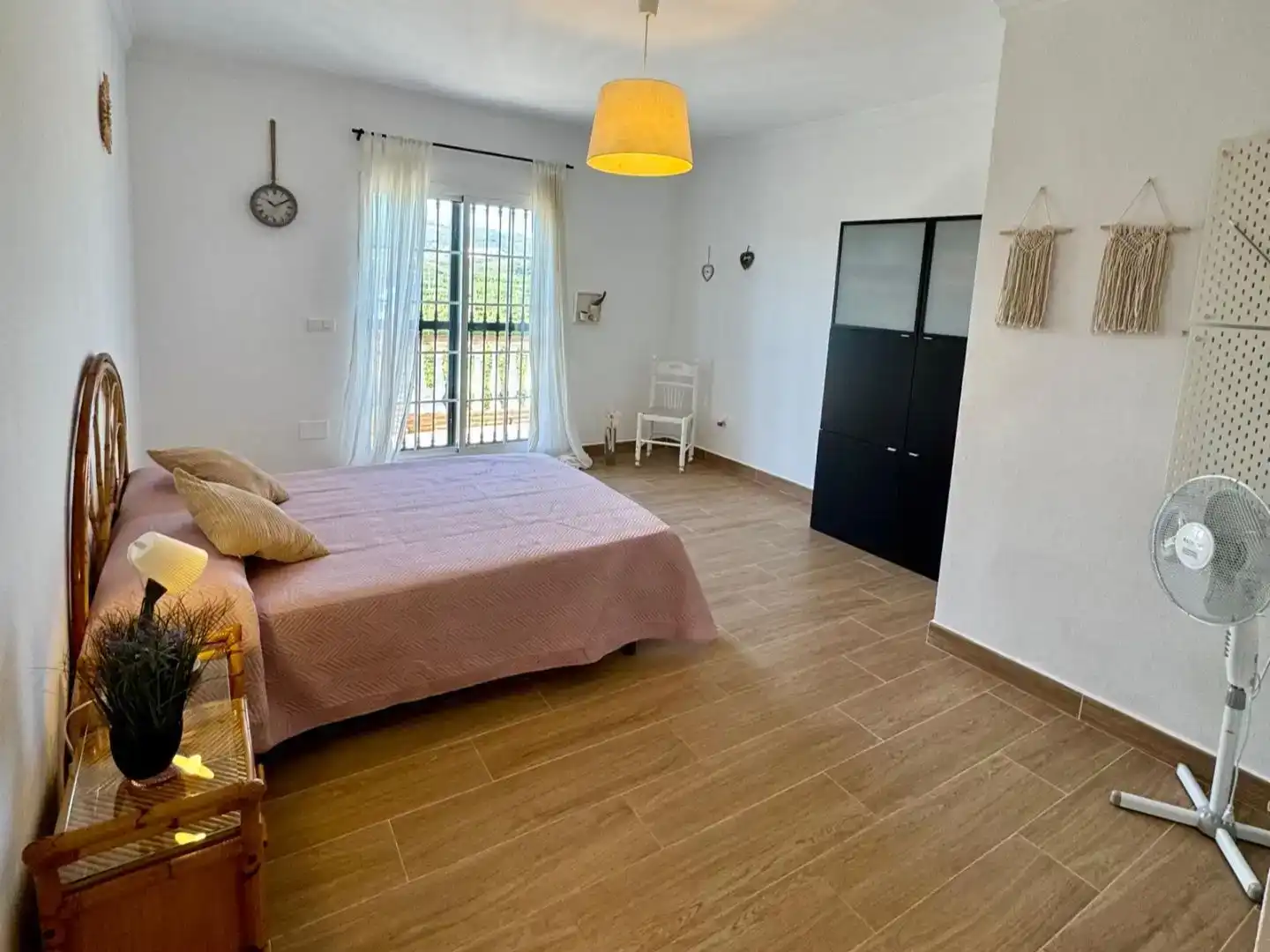 Dormitori de Finca rústica en venda en Benamargosa amb Aire condicionat, Piscina i Balcó