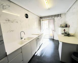 Cuina de Pis en venda en León Capital  amb Calefacció, Terrassa i Balcó