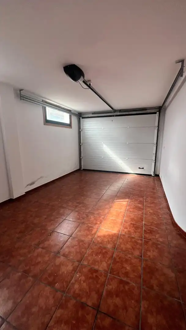 Parking de Casa o chalet en venta en Oleiros con Jardín privado y Amueblado