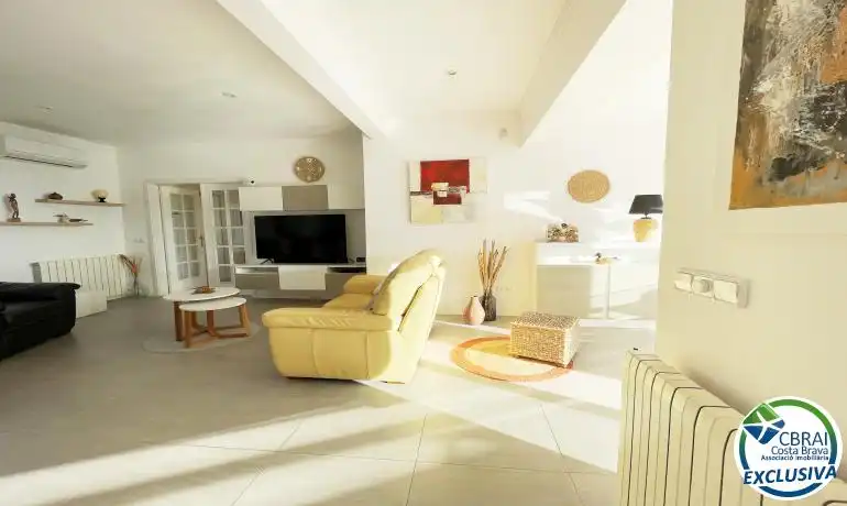 Sala d'estar de Casa o xalet en venda en Roses amb Aire condicionat, Calefacció i Jardí privat