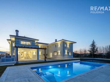 Villa con balcone in vendita a Calle Alemania 11