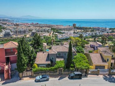 House with pool for sale in La Duquesa