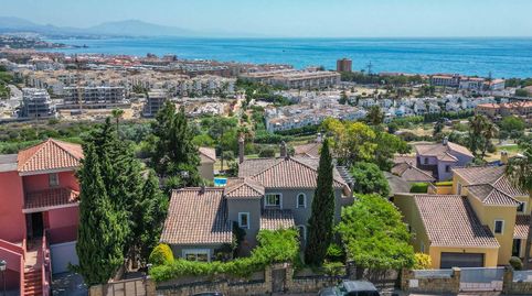 Elegante vivienda familiar de seis dormitorios con vistas panorámicas al mar y piscina interior en La Duquesa