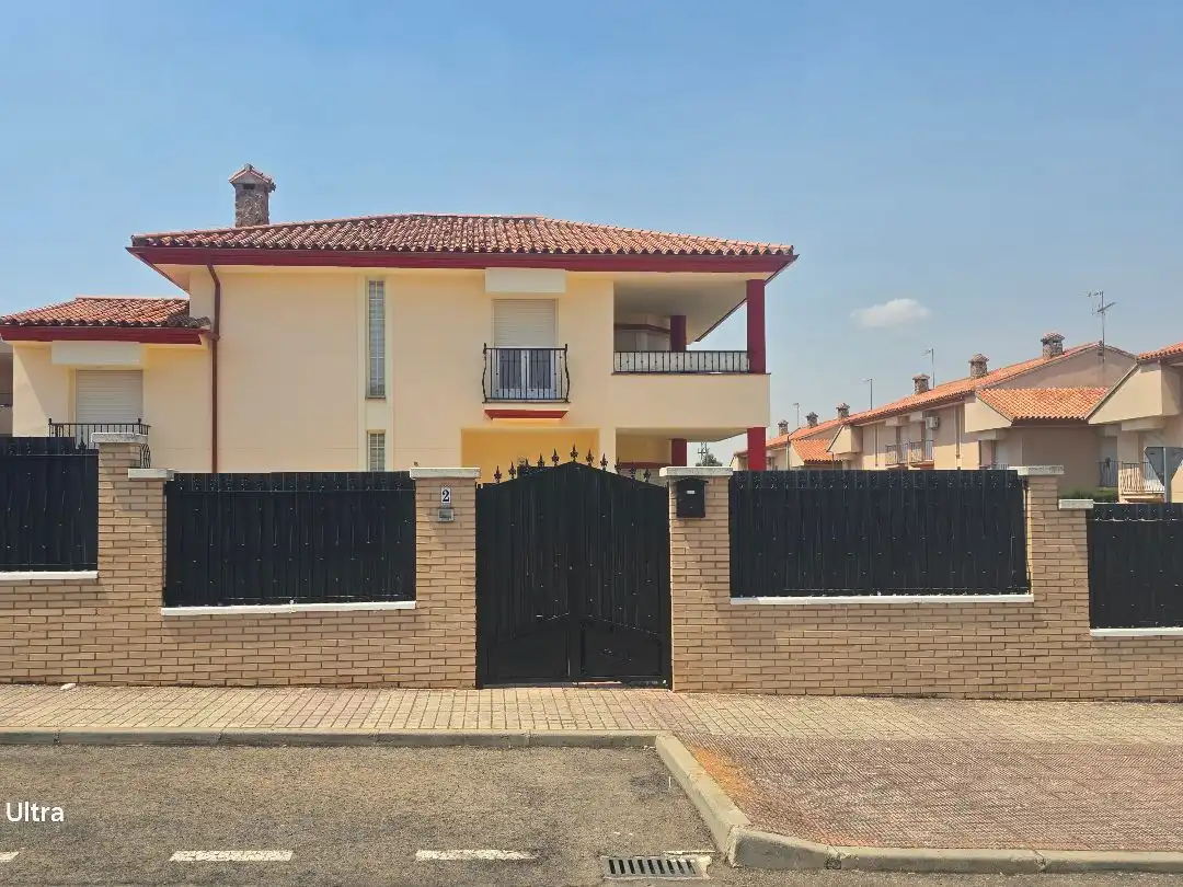 Xalet amb jardí en venda a avenida valle de alcudia 2