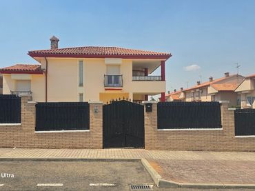 Chalet con jardín en venta en avenida valle de alcudia 2