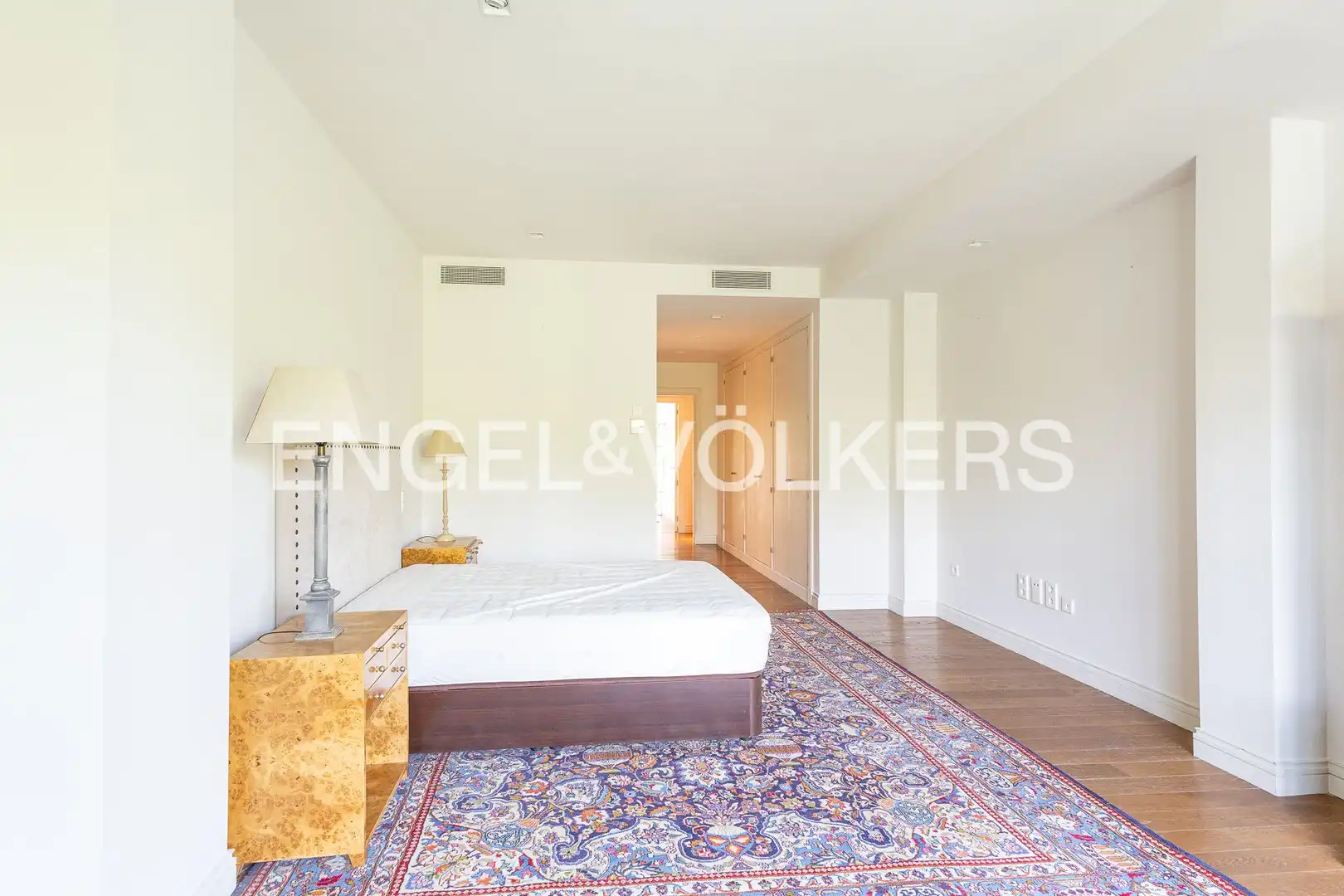 Dormitori de Apartament de lloguer en Madrid amb Aire condicionat, Calefacció i Jardí privat