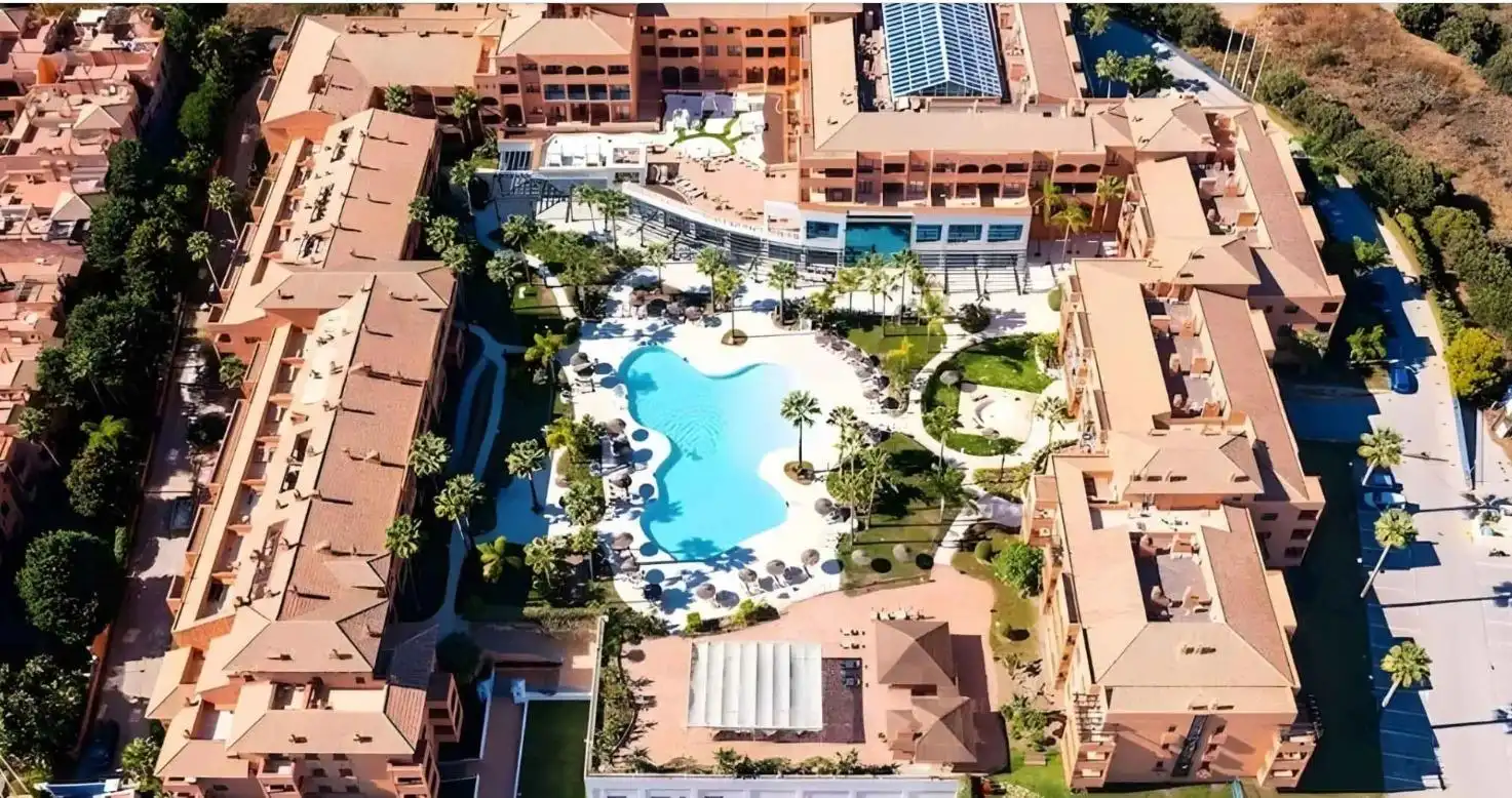 Vista exterior de Apartament en venda en Estepona amb Aire condicionat, Jardí privat i Terrassa