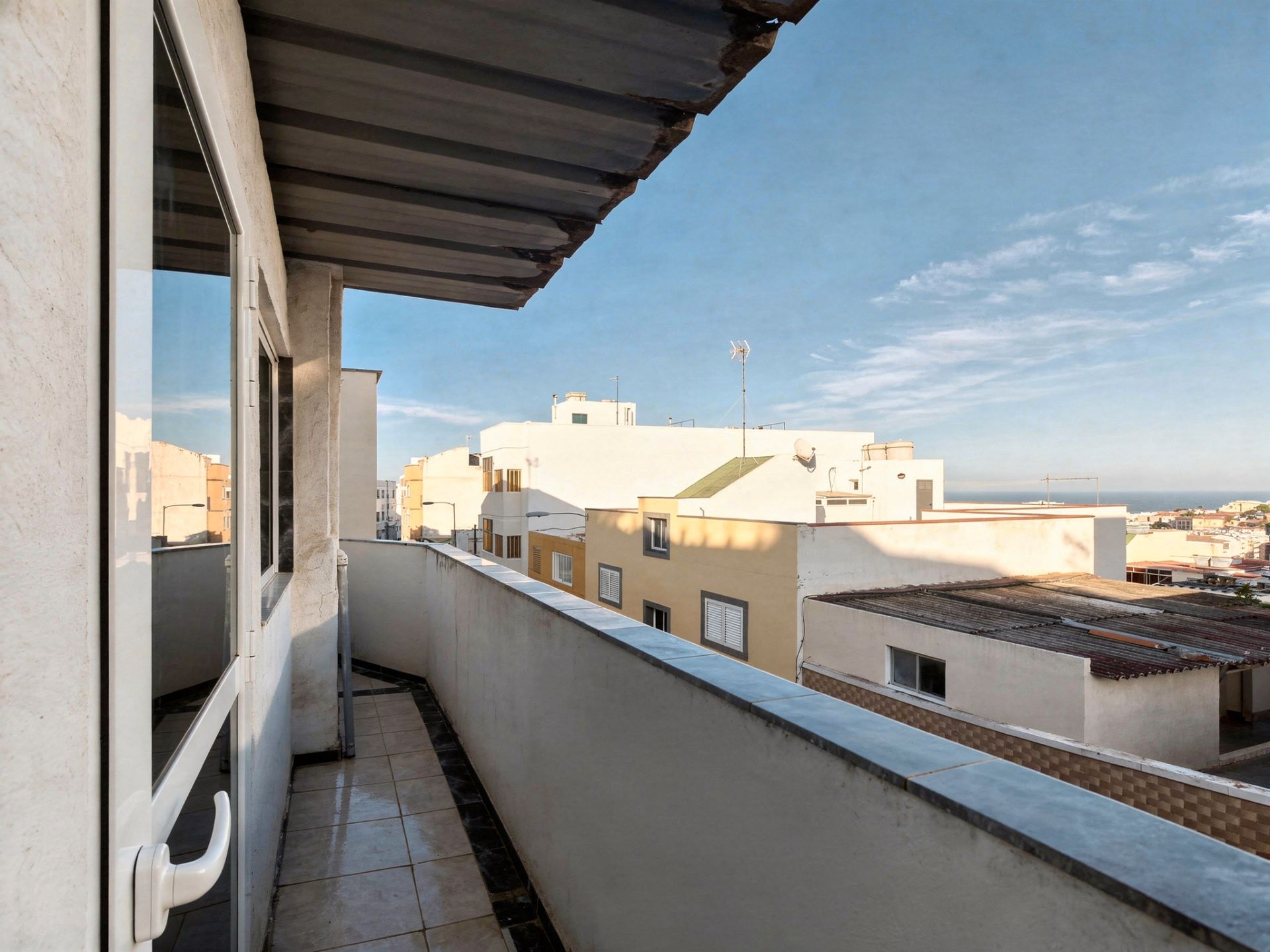 Vista exterior de Casa adosada en venda en Las Palmas de Gran Canaria amb Terrassa i Balcó