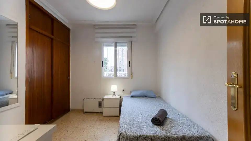 Habitación de Piso de alquiler en Valencia con Aire acondicionado, Calefacción y Amueblado