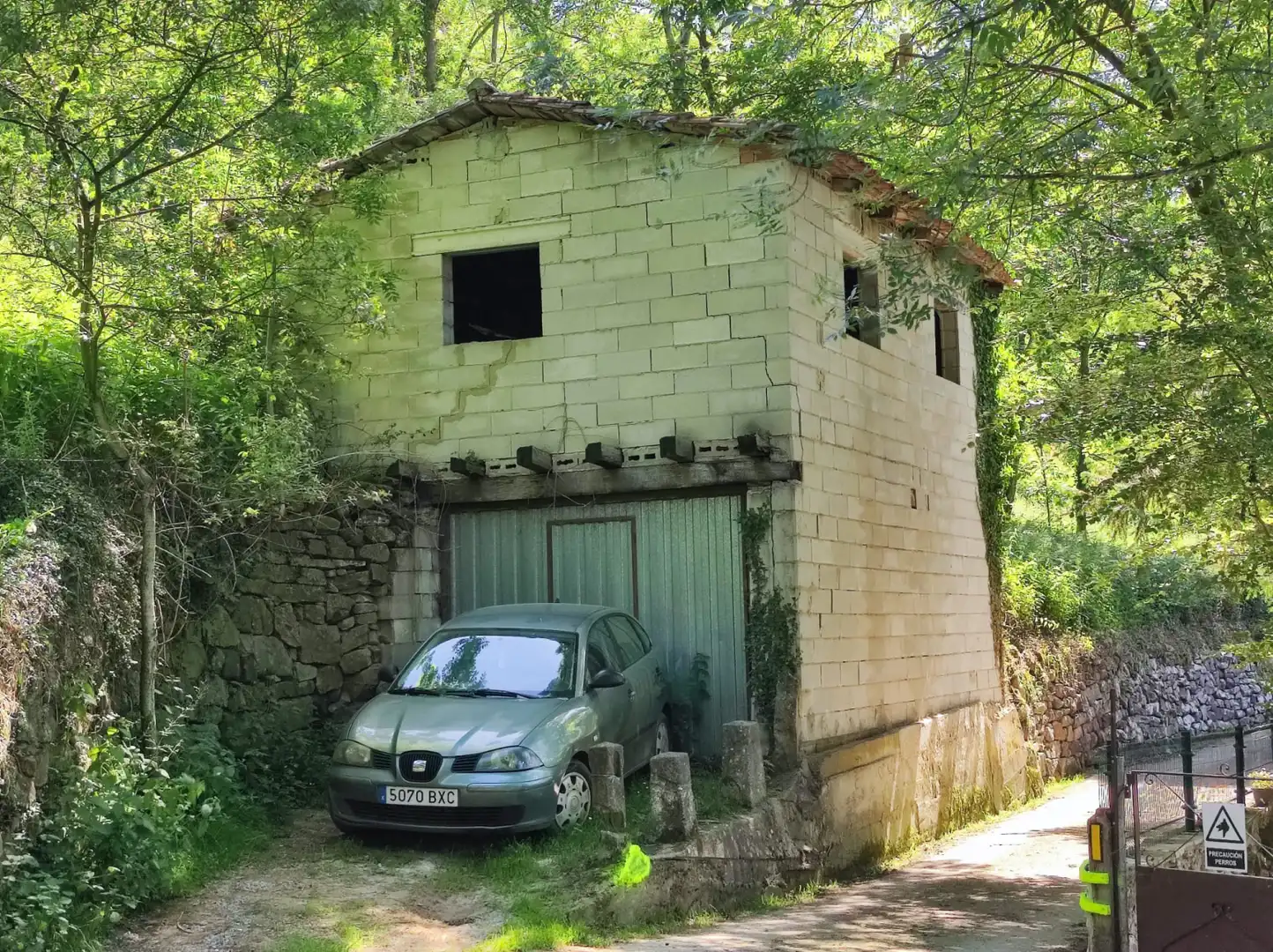 Parkplatz von Einfamilien-Reihenhaus zum Verkauf in Luena  mit Heizung und Privatgarten