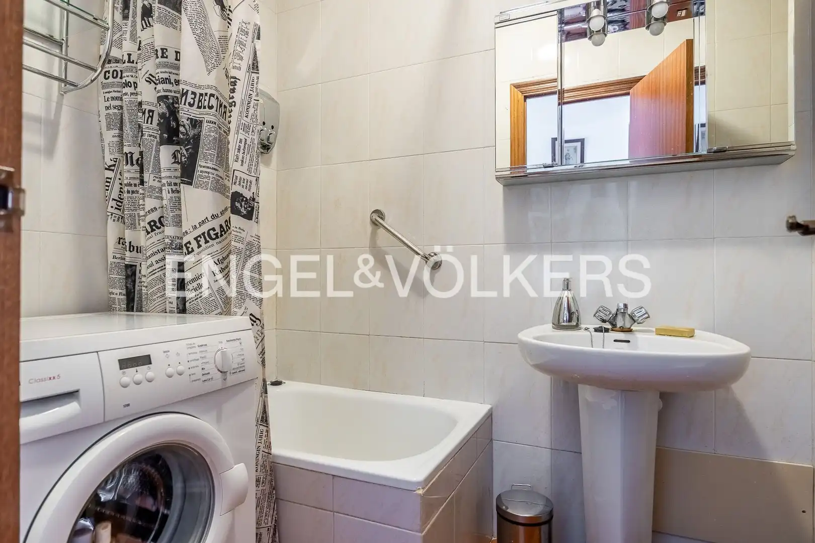 Bathroom of Attic for sale in Sevilla  with Air Conditioner, Heating and Terrace