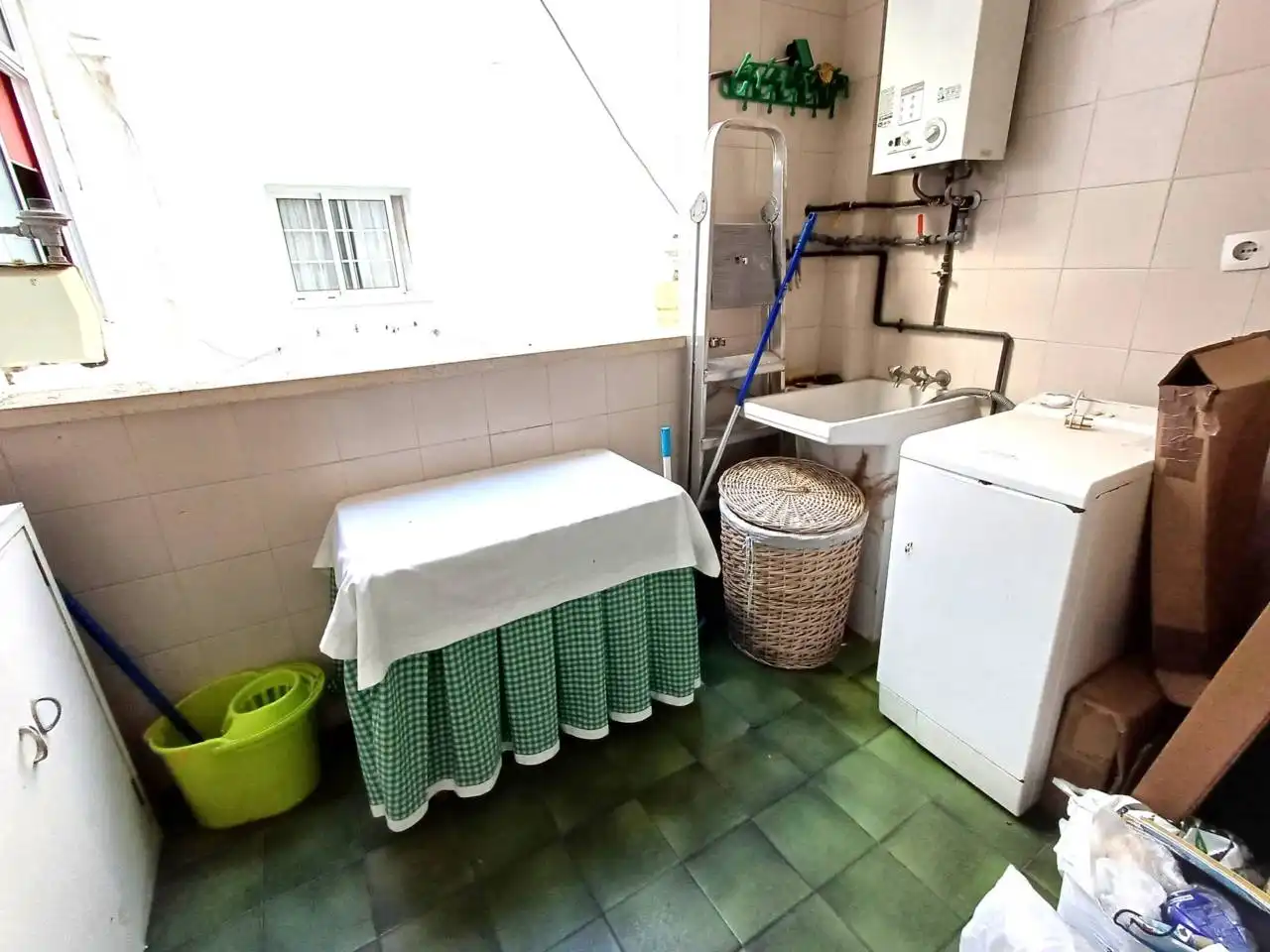 Baño de Ático en venta en Huelva con Calefacción, Terraza y Balcón