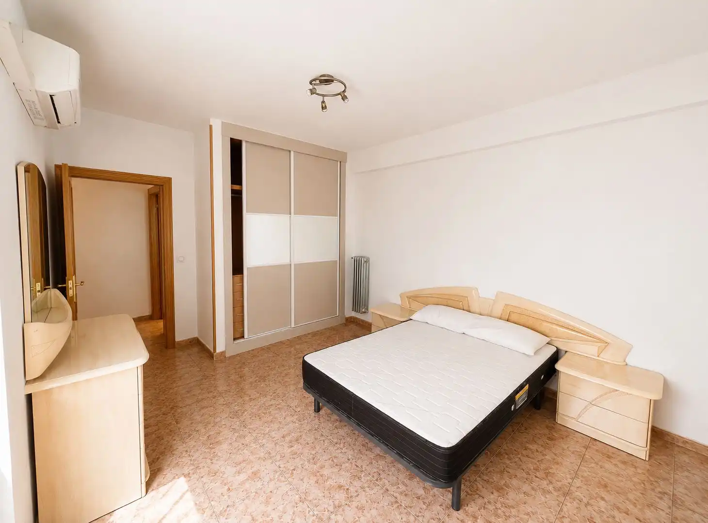Bedroom of Flat for sale in Granada  with Air Conditioner, Heating and Furnished