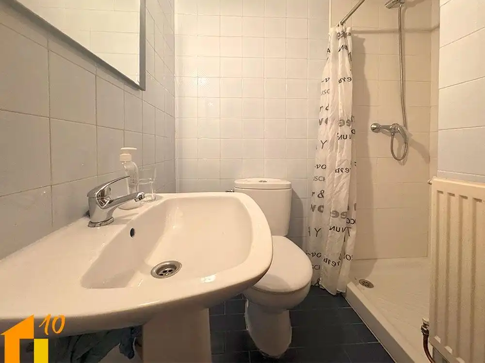 Badezimmer von Einfamilien-Reihenhaus zum Verkauf in Belorado mit Heizung und Terrasse