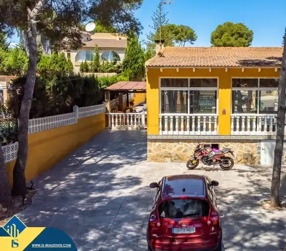 Vista exterior de Casa o xalet en venda en Torrevieja amb Jardí privat, Terrassa i Moblat