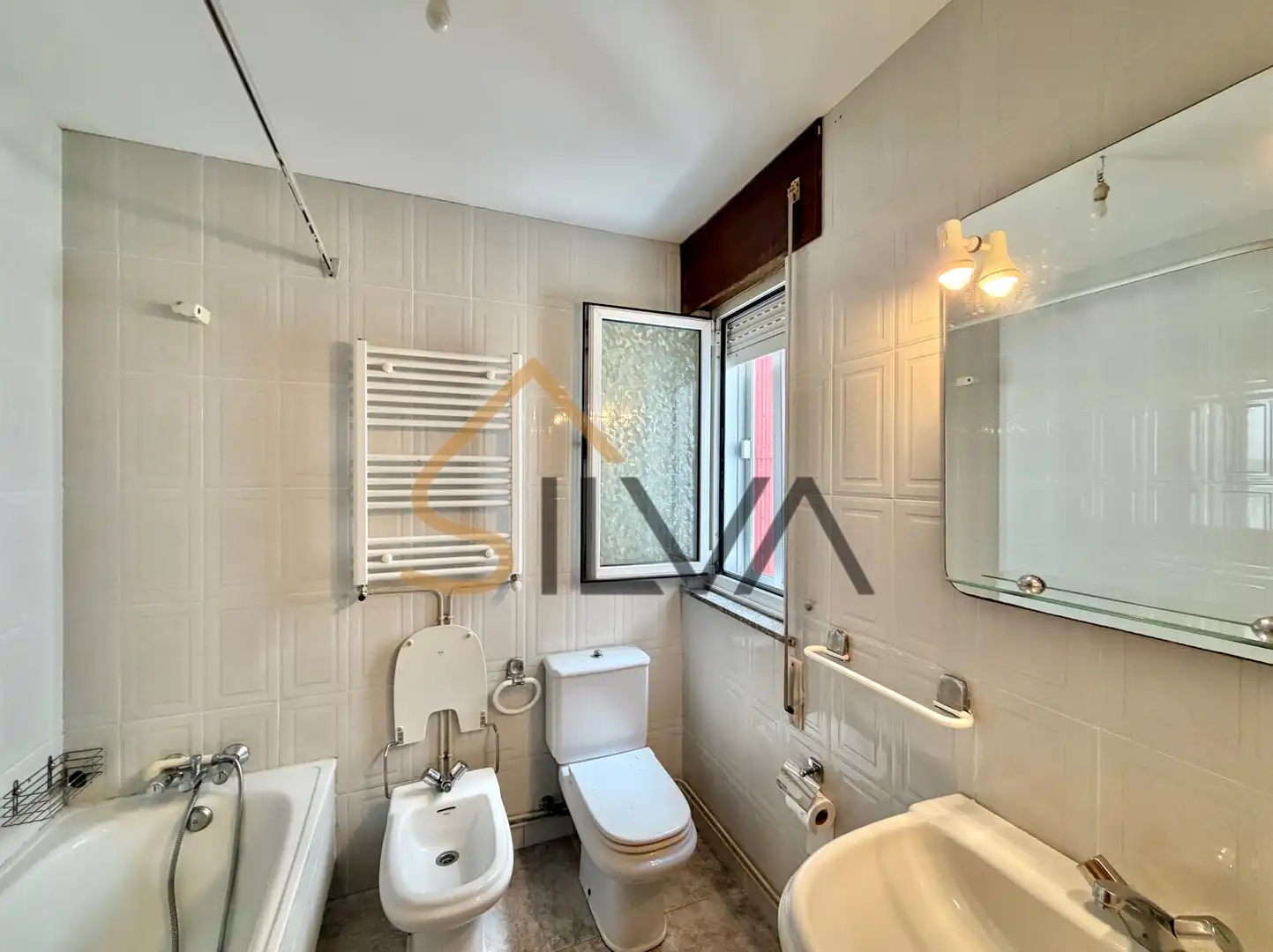 Baño de Piso en venta en Lugo con Calefacción y Horno