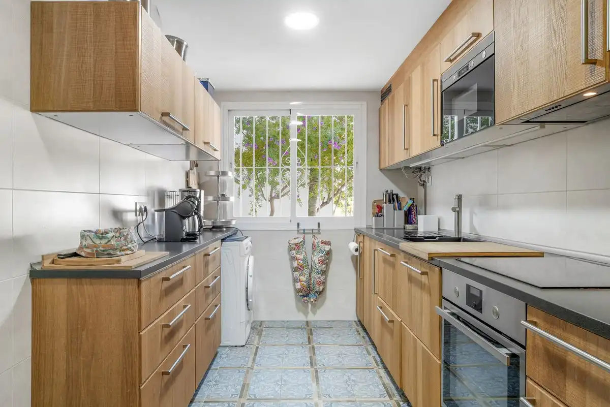 Cuina de Casa adosada en venda en Marbella amb Aire condicionat, Jardí privat i Terrassa