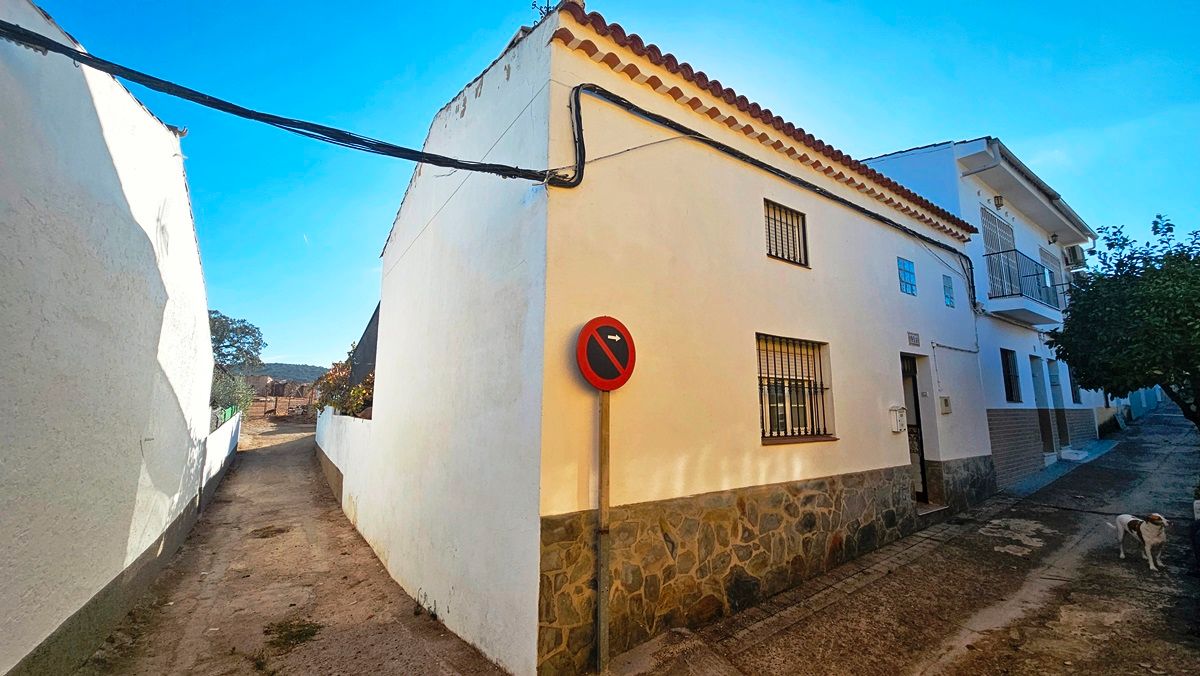 Vista exterior de Casa o xalet en venda en Arroyomolinos de León amb Aire condicionat, Jardí privat i Traster