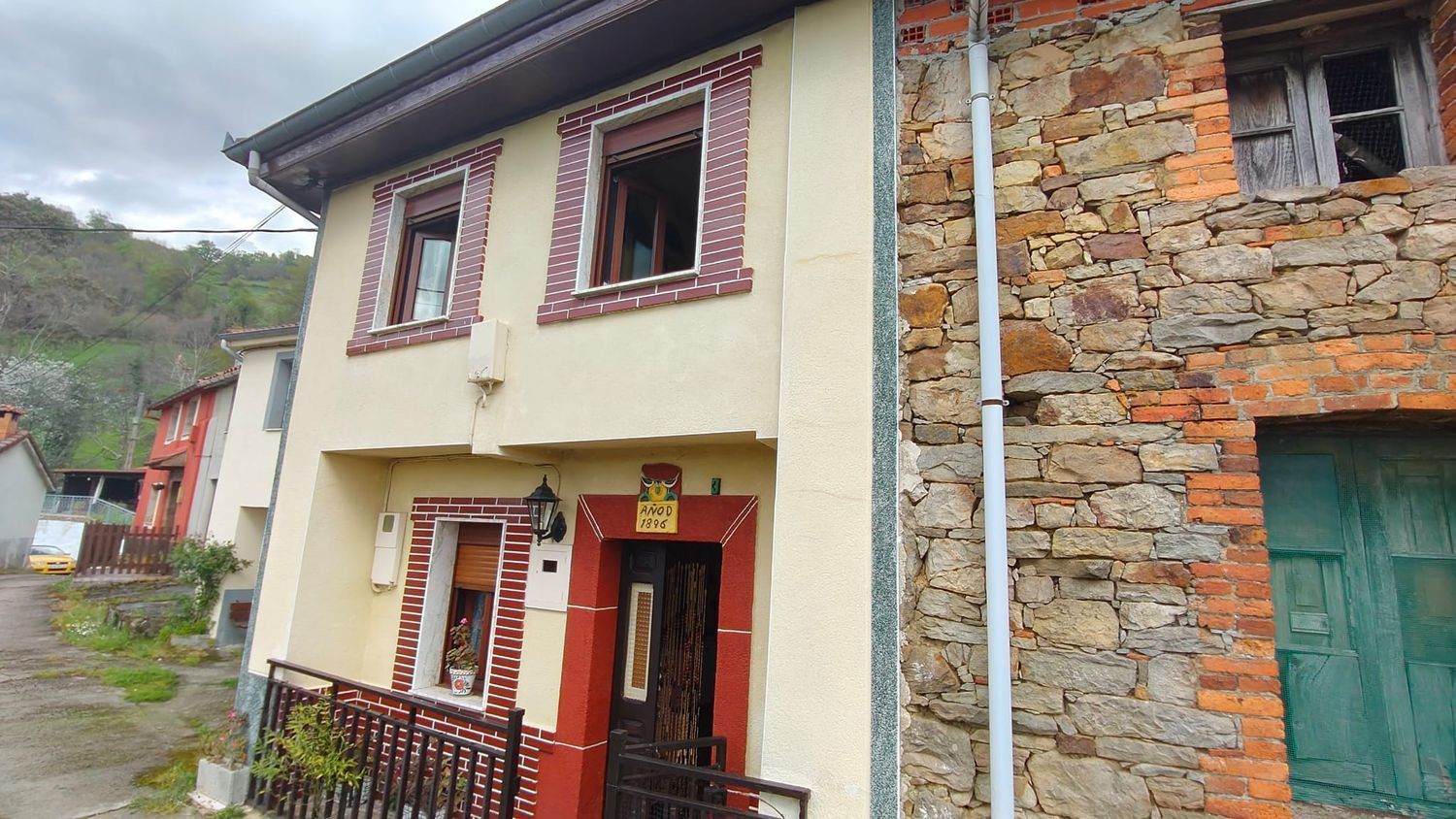 Exterior view of House or chalet for sale in San Martín del Rey Aurelio  with Storage room and Swimming Pool