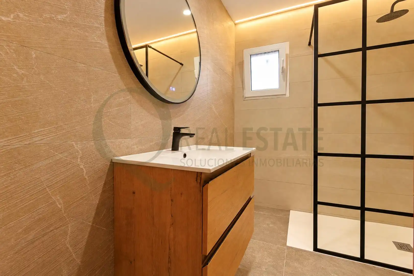Badezimmer von Haus oder Chalet zum Verkauf in Alicante / Alacant mit Klimaanlage, Heizung und Privatgarten