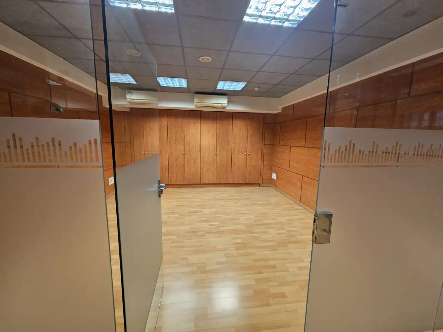 Büro zur Miete in Barcelona mit Klimaanlage und Balkon
