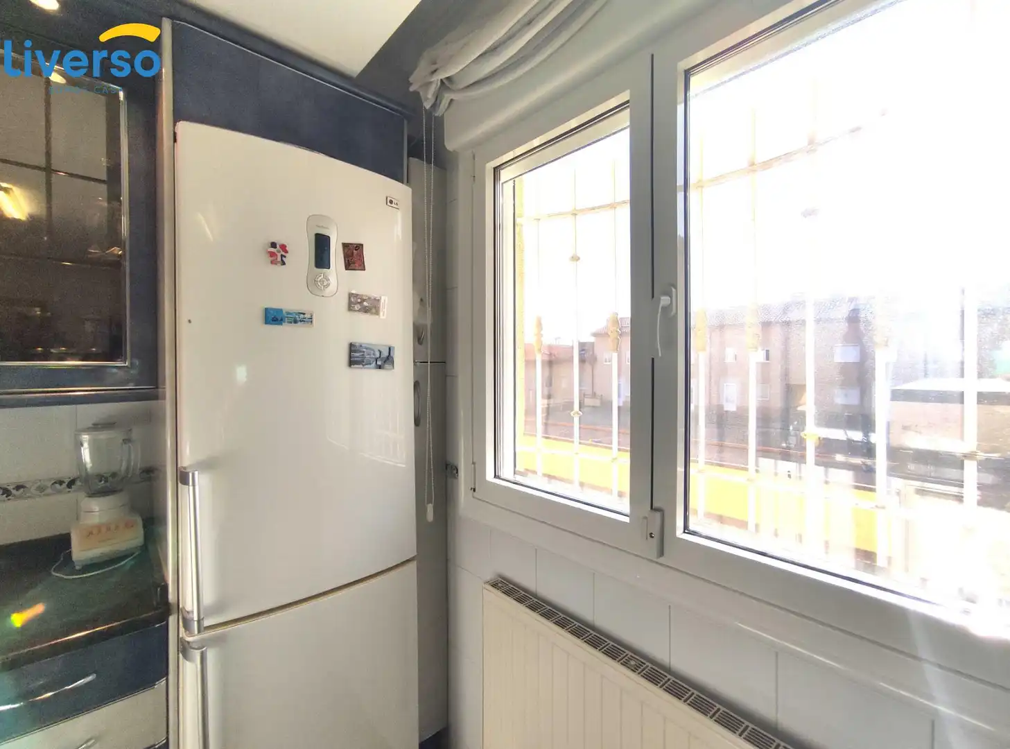 Cuina de Casa adosada en venda en Alfoz de Quintanadueñas amb Calefacció, Parquet i Terrassa