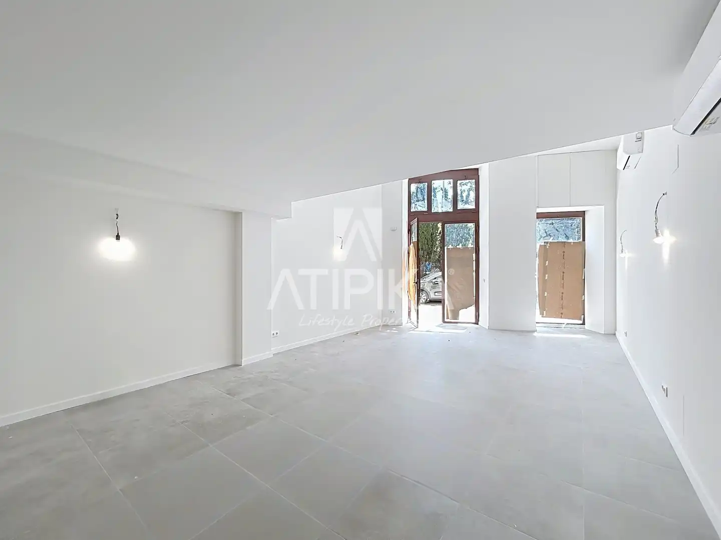 Exterior view of Commercial properties for rent in Barcelona  with Air Conditioner