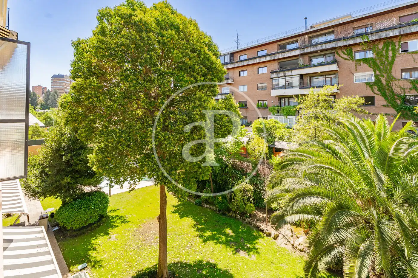 Vista exterior de Piso de alquiler en Madrid con Aire acondicionado, Calefacción y Jardín privado