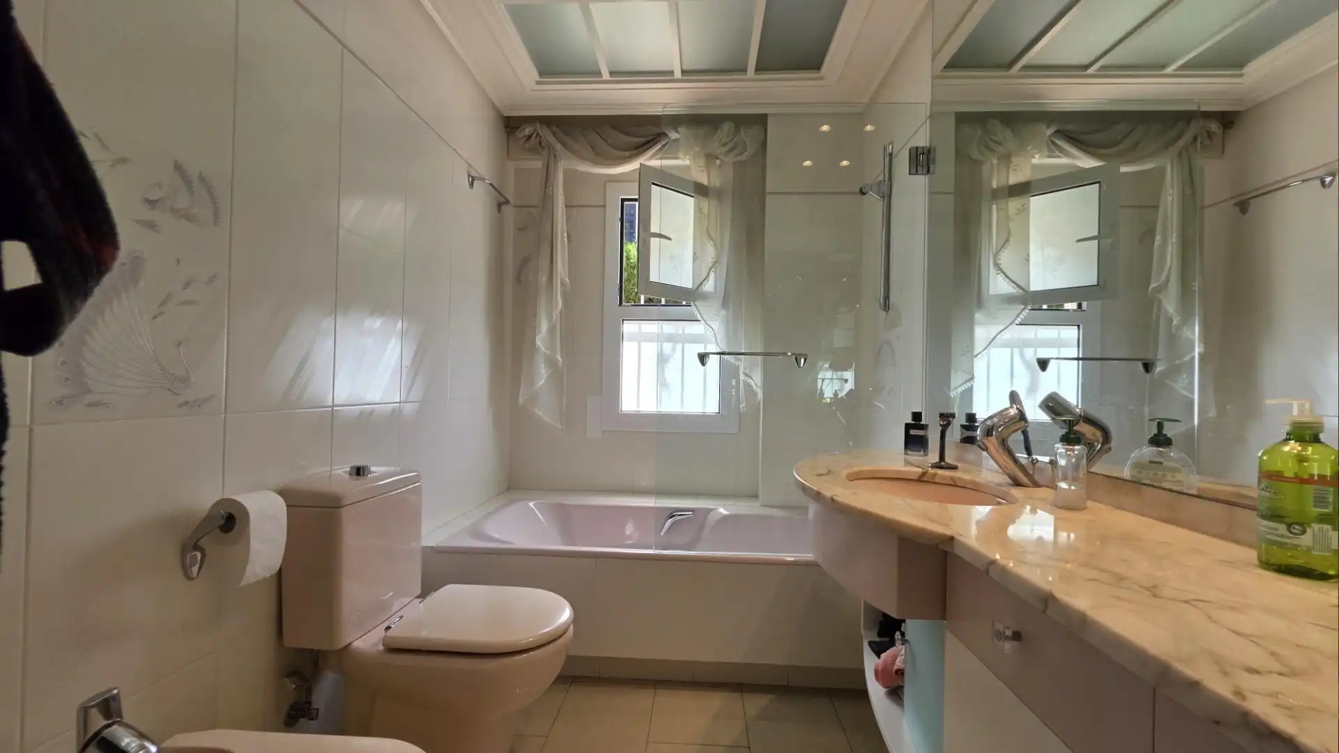 Bathroom of Houses for sale in Elche / Elx  with Air Conditioner, Private garden and Parquet flooring