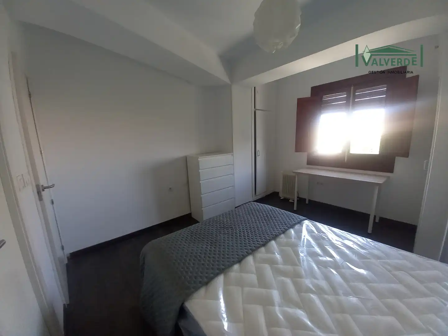 Habitación de Apartamento de alquiler en Granada con Amueblado, Lavadora y Microondas