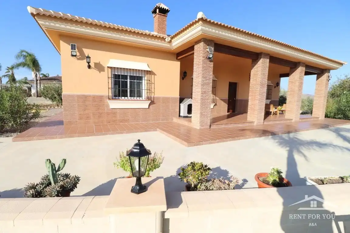 Vista exterior de Casa o xalet de lloguer en Alhaurín El Grande amb Aire condicionat, Jardí privat i Terrassa