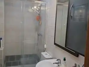 Baño de Casa adosada en venta en Modúbar de la Emparedada con Calefacción, Jardín privado y Trastero