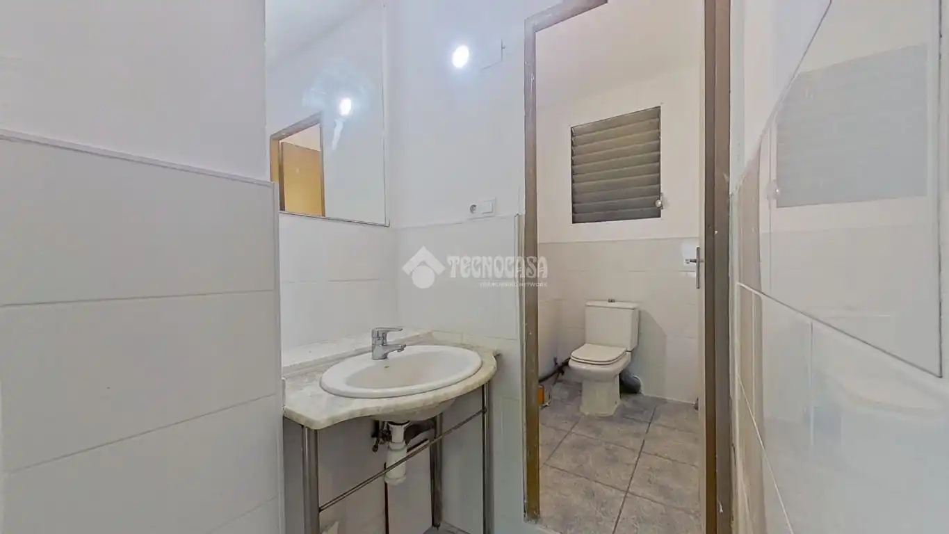 Bany de Local en venda en Cerdanyola del Vallès