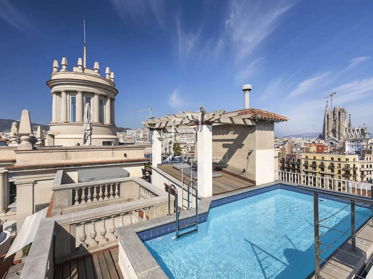 Àtic amb piscina en venda a Eixample