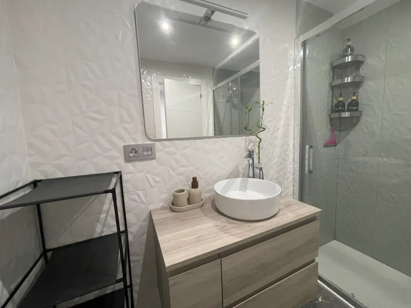 Bathroom of Flat for rent in Gijón   with Heating, Terrace and Furnished