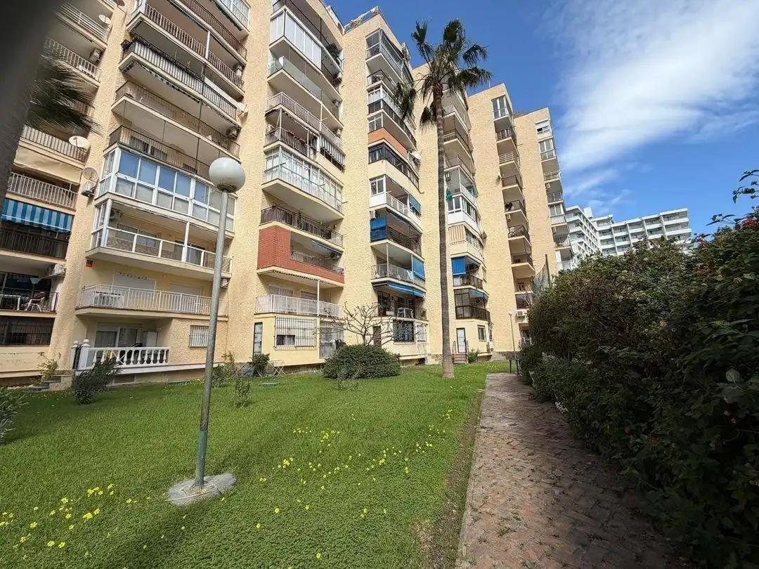 Vista exterior de Pis en venda en Torremolinos amb Aire condicionat, Terrassa i Piscina comunitària