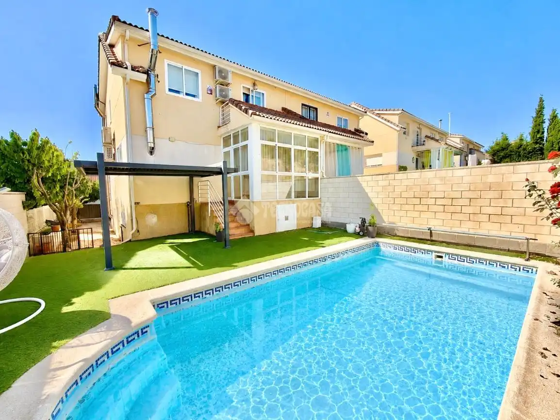 Piscina de Casa adosada en venta en Cabanillas del Campo con Calefacción, Parquet y Trastero