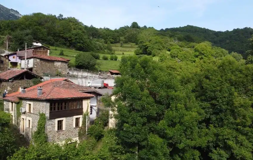 Außenansicht von Einfamilien-Reihenhaus zum Verkauf in Ponga mit Klimaanlage, Heizung und Möbliert
