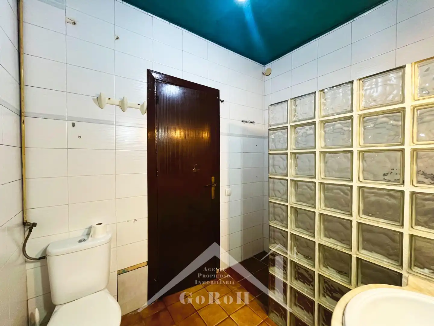 Baño de Casa adosada en venta en Almadén de la Plata con Aire acondicionado, Terraza y Trastero