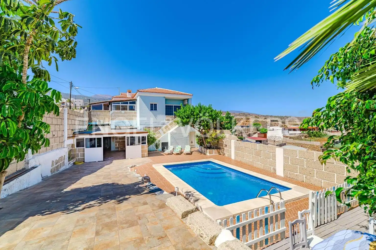 Vista exterior de Casa o xalet en venda en Granadilla de Abona amb Aire condicionat, Terrassa i Piscina