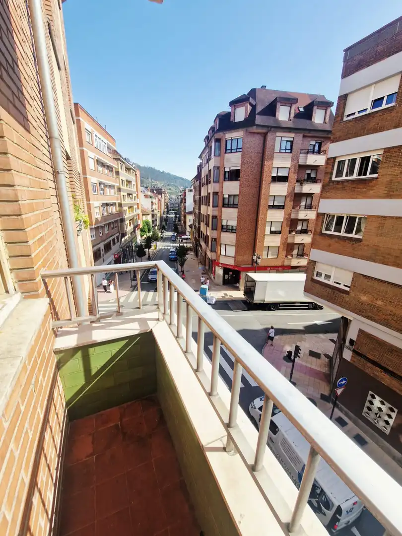 Vista exterior de Piso en venta en Oviedo  con Calefacción