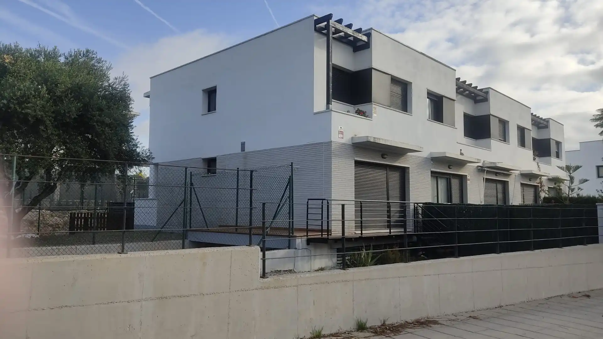 Vista exterior de Casa adosada en venta en Roda de Berà con Aire acondicionado, Calefacción y Jardín privado